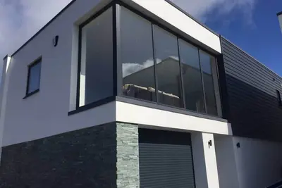 Image de Relax in style at my stunning Holywell Beach home