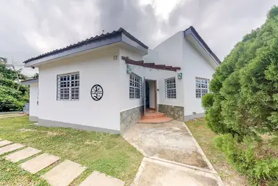 Maison familiale avec vue sur la jungle, terrasse, piscine privée - à seulement 5 minutes de la ville
