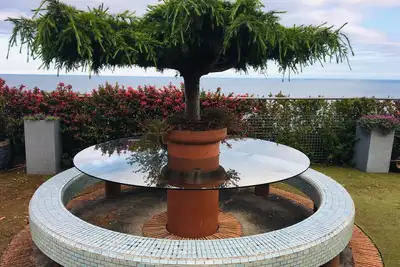 Image de Jardin privé unique sur une falaise avec cabane en rondins