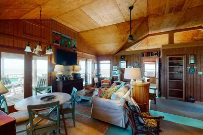 Image de Maison rustique en bord de mer avec véranda grillagée, WiFi gratuit, terrasse et accès à la plage!