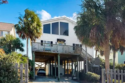 Image de Maison en bord de mer spacieuse avec vue imprenable, grande terrasse - accès privé à la plage