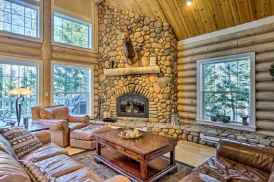 Image de Nouveau! Cabane en rondins isolée avec salle de jeux au bord du lac Dowdy!