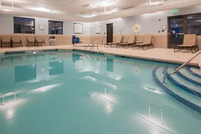 Image de Suite équipée | Petit-déjeuner quotidien gratuit, accès à la piscine + accès à la salle de sport
