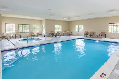Image de Studio King Accessible aux Personnes à Mobilité Réduite | Petit-déjeuner quotidien gratuit, bain à remous commun + piscine