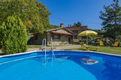 Image de Magnifique maison de vacances privée avec Wifi, bain à remous, piscine privée, Tv, patio, parking
