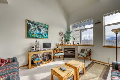 Image de Maison de ville familiale avec balcon privé, grill et vue imprenable sur la montagne!