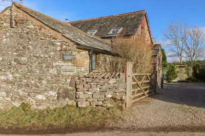 Barn End, pet friendly, character holiday cottage in Shap
