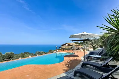 Image de Belle maison de vacances privée pour 8 personnes avec piscine privée, Wifi, Tv, patio et parking