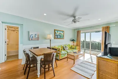 Image de Oceanfront, maison événementielle avec plusieurs ponts et vues - 2 chiens Ok!