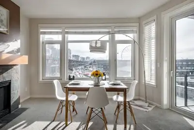 Promenez-vous à Pike Place depuis un condo au bord de l'eau avec balcon