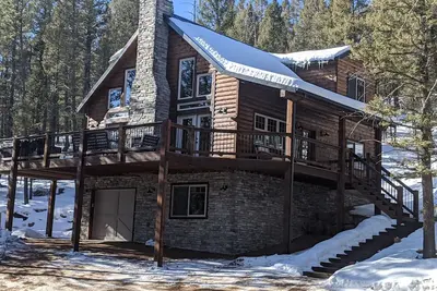 Image de Nouvelle cabine dans les bois, bain à remous, foyer extérieur, immense terrasse, 6 acres, piscine