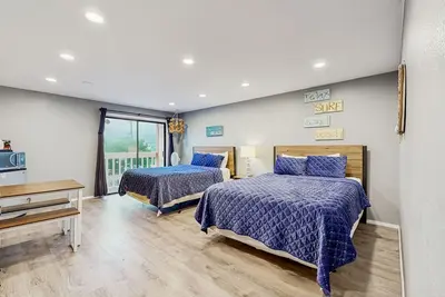 Image de Studio de motel acceptant les chiens situé près de la plage et du centre-ville!
