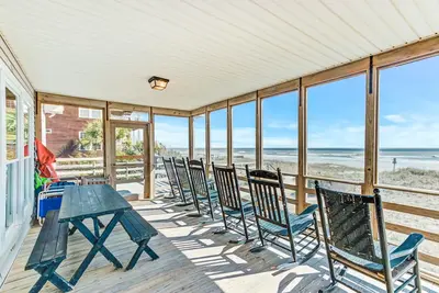 Image de Maison spéciale en bord de mer avec vue imprenable sur l'océan et accès à la plage privée!