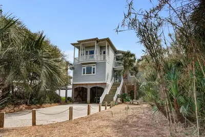 Image de Maison de luxe acceptant les chiens en bord de mer avec ascenseur - disponible pour les événements spéciaux!
