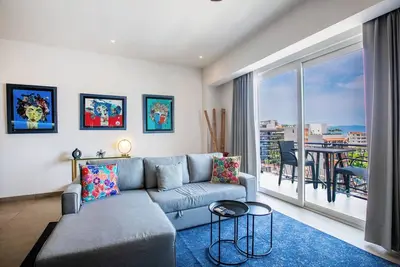 Image de Condo au dernier étage avec vue partielle sur l'océan | Piscine, Gym
