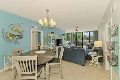 Image de Condo au premier étage, terrasse juste en face de la piscine!
