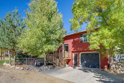 Image de Nouveau! Rustic Red Lodge Home - 7 Miles to Ski Area!