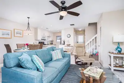 Image de Nouvelle inscription à proximité de la plage privée et de la piscine chauffée, maison de ville à 2 niveaux, entrée privée, véranda fermée