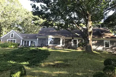 Image de Maison vignoble classique près de Vineyard Haven avec accès à la plage privée