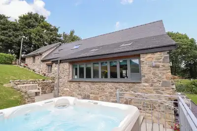 Image de Ysgubor Tyddyn Isaf, family friendly, with hot tub in Derwen