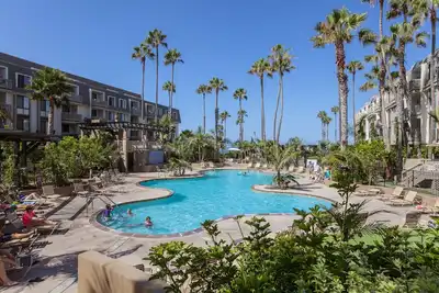 Image de Nouveau! 3 chambres! - Le complexe est sur la plage avec une immense piscine