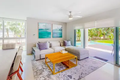 Image de Condo de villégiature avec piscine privée, Wi-Fi gratuit, climatisation, près du centre-ville!