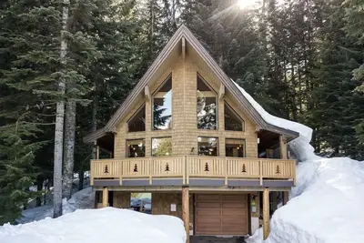 Image de * Nouveau * Cabine avec vue sur la montagne et bain à remous! ! !