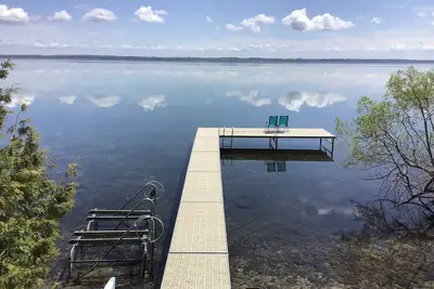 Image de Superbe maison de Suttons Bay, au bord du lac privé du Michigan. Nouveau sur le marché locatif