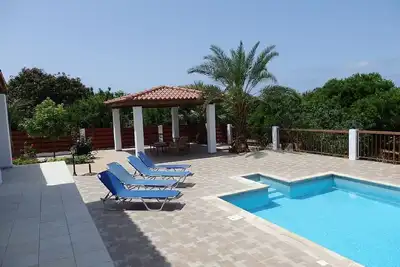 Image de Villa avec piscine privée et vue mer