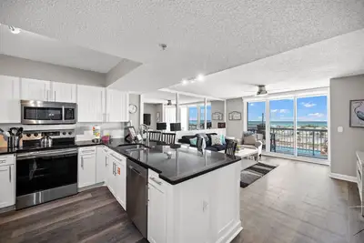 Image de Beach Front with great views of the Beach & Pool! Ground Floor for easy access.