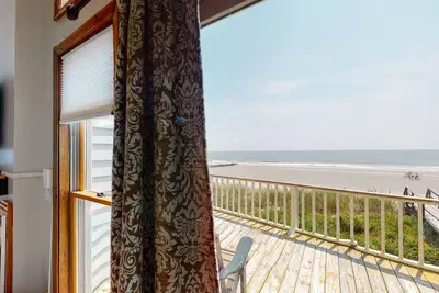 Image de Maison en bord de mer avec une vue imprenable depuis le salon et la terrasse!