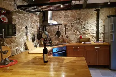 Image de Maison en pierre rustique avec terrasse sur le toit et cour f. 4-6 personnes