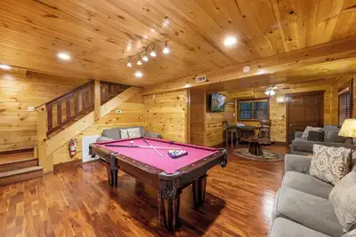 Image de La cabane en rondins Bear Sanctuary capture une ambiance de montagne parfaite avec des équipements mis à jour