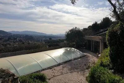 Image de Villa avec piscine et jardin