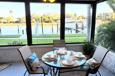Image de Madeira Beach Yacht Club Waterfront Paradise! Feuillet de bateau inclus!