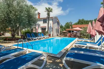 Image de Joli appartement avec climatisation, piscine, Wifi, Tv, terrasse, animaux admis et parking