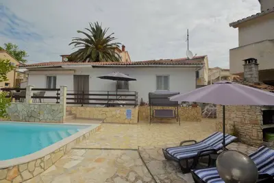 Image de Appartement dans une maison de vacances avec climatisation, piscine, Wifi, Tv, terrasse, parking