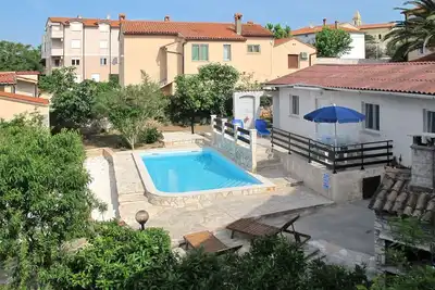 Image de Appartement dans une maison de vacances avec climatisation, piscine, Wifi, Tv, terrasse, parking
