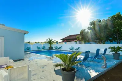Image de Agréable appartement avec climatisation, Wifi, piscine, Tv, balcon, animaux admis et parking