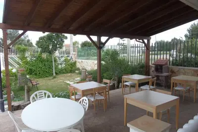 Image de Mediterranean-style villa a few meters from the sea.