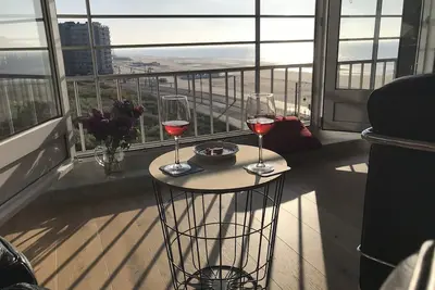 Image de appartement ensoleillé \/ style design \/ vue mer \/ centre