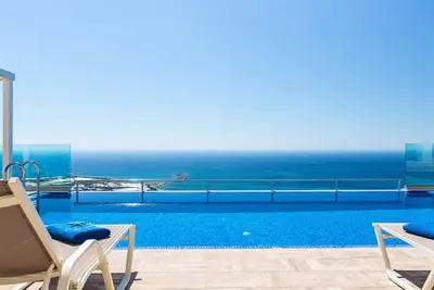 Image de Jasmine Villa, 3 Bd, piscine à débordement avec vue imprenable sur la mer