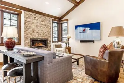 Image de Condo spacieux avec accès facile aux pentes, situé dans le village exclusif de Arrowhead