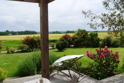 Image de Bord de mer, maison en bois face aux champs