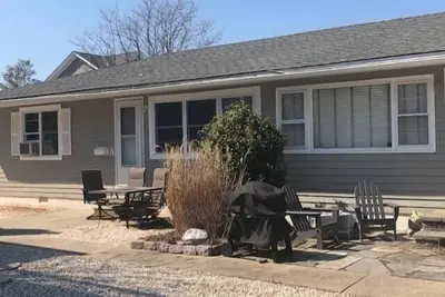 Image de Super endroit. Ce duplex de style ranch comprend deux chambres et une salle de bain. Fenêtre climatisée et belle terrasse avec barbecue à gaz, table et chaises. Stationnement hors rue. À quelques pas de la plage et de tout ce que Stone Harbor a à . . .