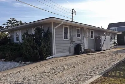 Image de Profitez de l'espace de vie extérieur sur le patio. Stationnement hors rue. À quelques pas de la plage, des restaurants, des glaces, du golf miniature, du cinéma et de tout ce que le centre-ville de Stone Harbor a à offrir! Il s'agit de l'unité avant. .