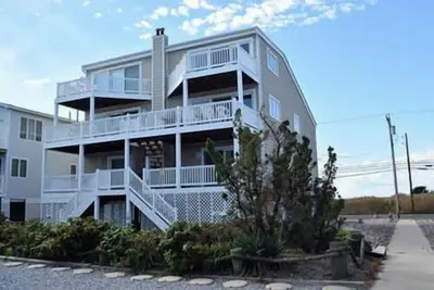 Image de Beach Front Home! ! ! Superbes vues sur l'océan depuis les deux ponts face à l'océan. Il y a aussi de superbes vues sur la baie et les zones humides depuis le pont orienté ouest.