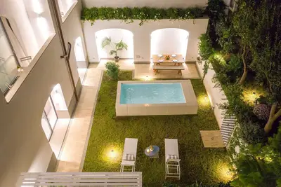 Image de Appartement central 3br 3bt entièrement rénové avec piscine privée et jardin