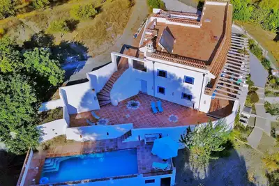 Image de Algarrobo Azul est une magnifique maison avec sa propre piscine et des vues fantastiques.
