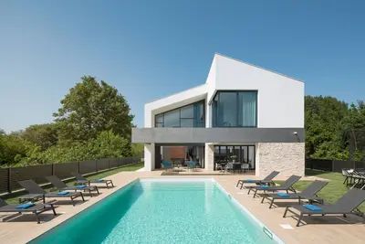 Image de Villa Atria-Medulin, moderne villa avec piscine privée